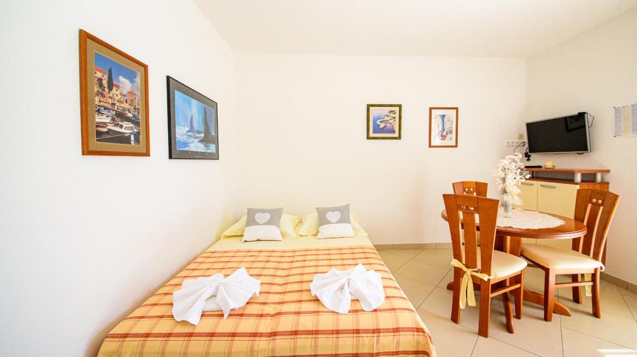Apartments Mija Bol Bagian luar foto